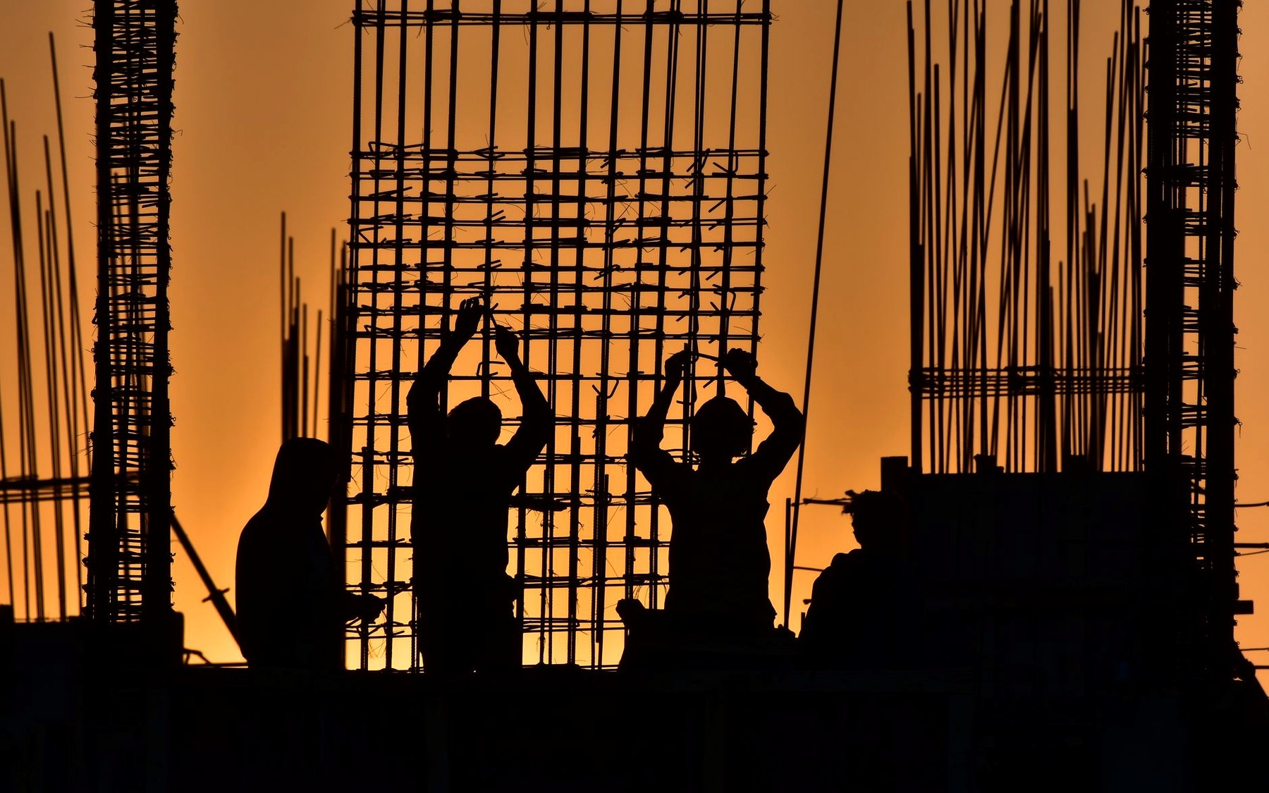 Obra de construcción al anochecer